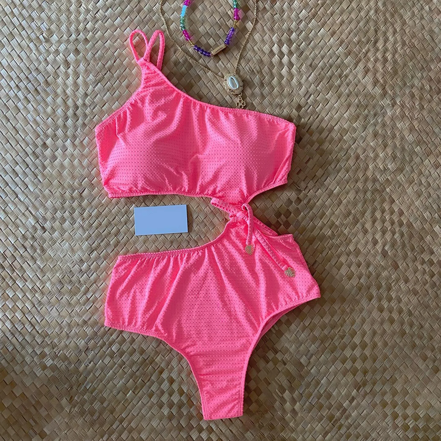 Fashionable solid color one-shoulder swimsuit